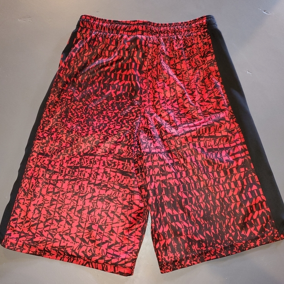 Boy's Under Armour Shorts - Picture 2 of 4